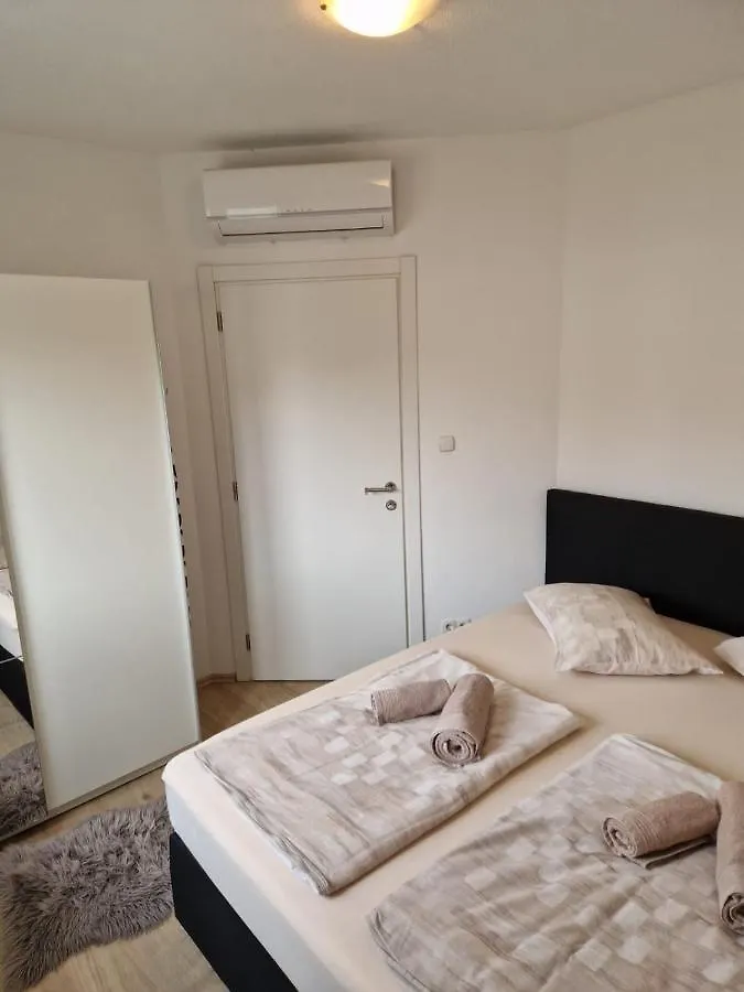 Apartment Luca 普拉 克罗地亚