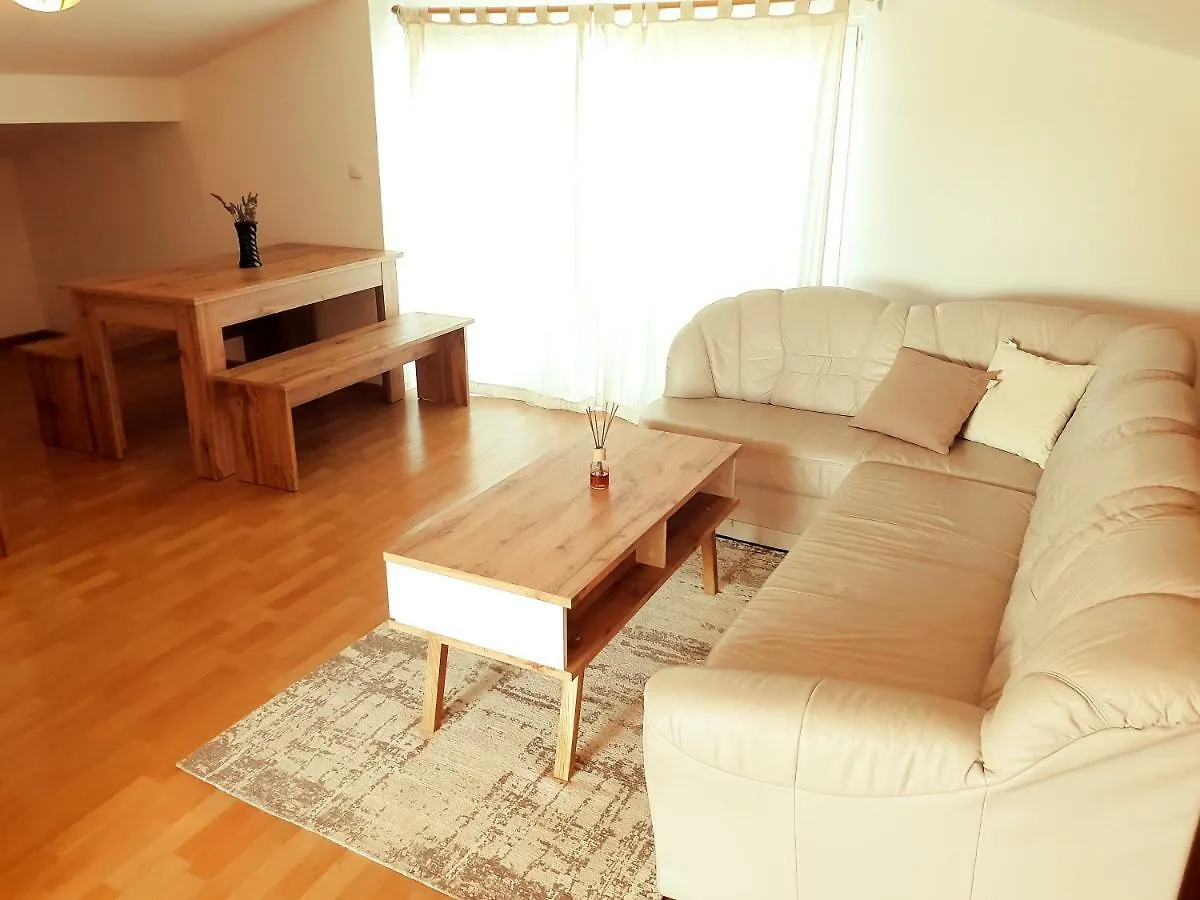 Apartment Luca 普拉 克罗地亚